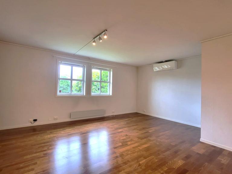 Koselig stue med god plass til sofa og TV